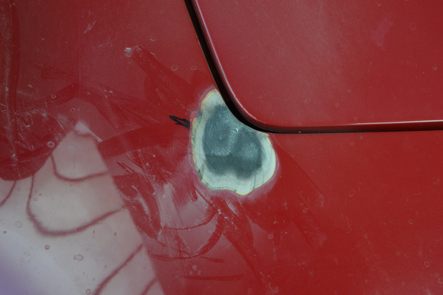 Hier hatten sich Risse im Lack gebildet (zu viel Spachtel drunter)