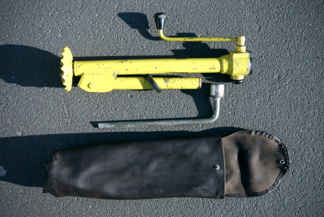 6.3-3 Wagenheber E.jpg