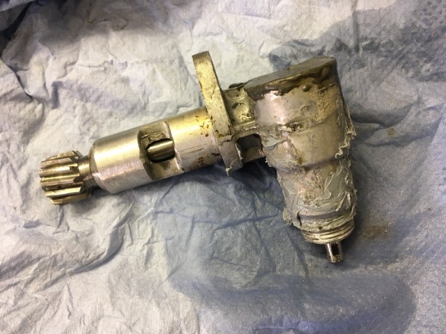 Tachoantrieb mit viel Dichtmasse.jpg