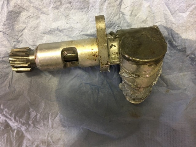 Tachoantrieb mit viel Dichtmasse isoliert am hinteren Deckel.jpg