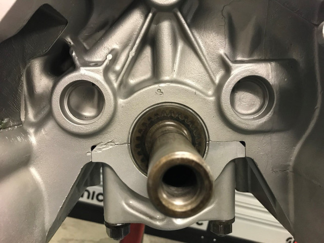 Nockenwellenantrieb 1 Lageraussparungen Motorblock.jpg