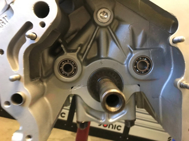 Nockenwellenantrieb 1 Lager eingebracht Motorblock.jpg