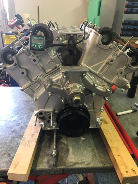 Messung durch Zündkerzenbohrung.jpg