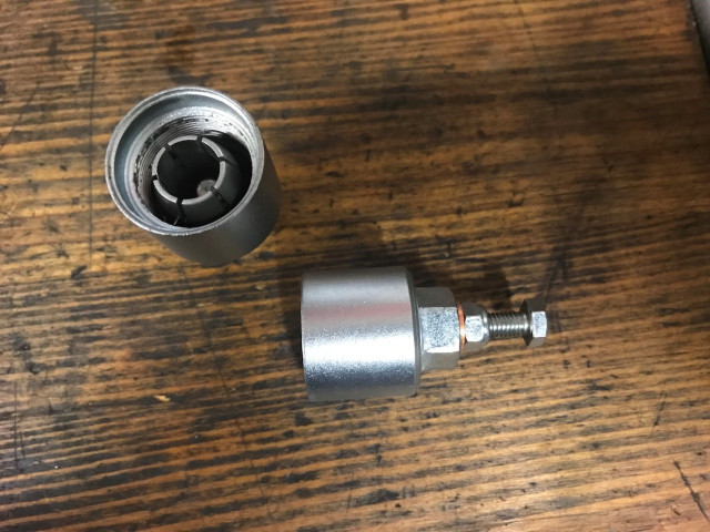 Verschlusskappe mit zusätzlicher Schraube um das Zurückweichen des Spanners zu verhindern.jpg