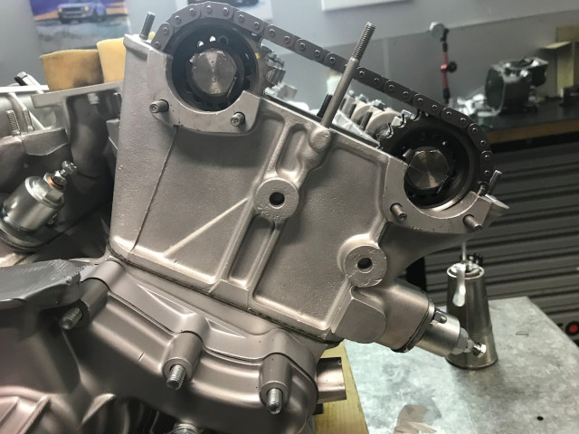 Verschlusskappen am 2 Liter Motor.jpg