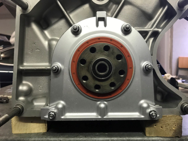 Wellendichtring mit neuem Führungslager Kurbelwelle.jpg