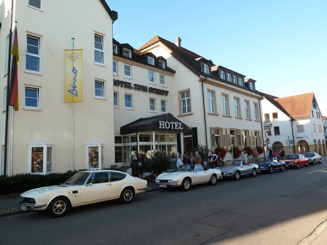 Aufstellung zur Abfahrt am Hotel zum Schiff