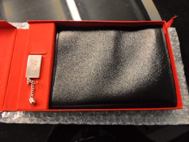 zugeklappte Mappe und Fiat Dino Anhänger