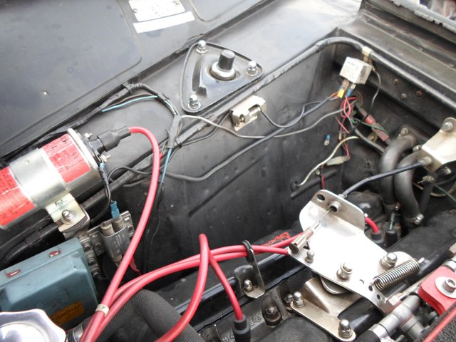 merkwürdige Verkabelung mit Vorwiderstand und Relais