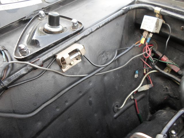 Notlösung: Masse von der Motorraumbeleuchtung genommen